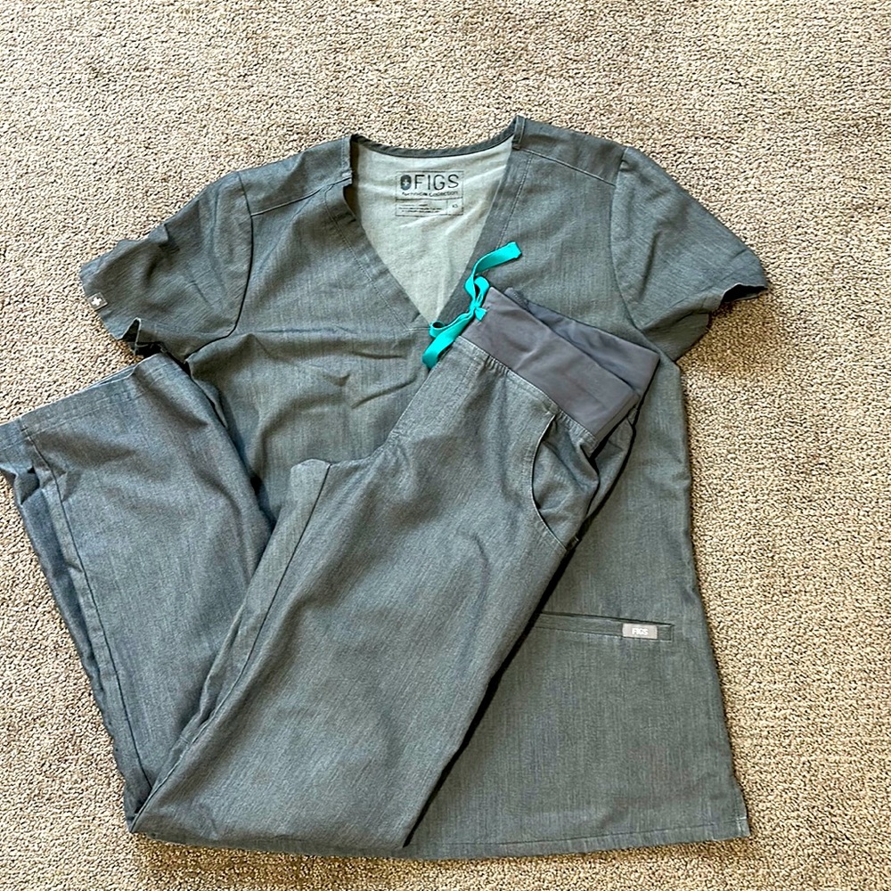 FIGS women’s scrubs
